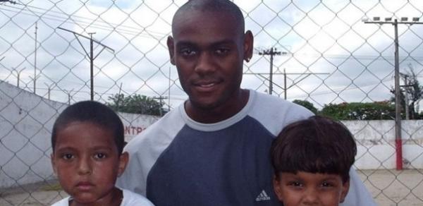 O pequeno Evander ao lado de Vagner Love e um amigo na infância