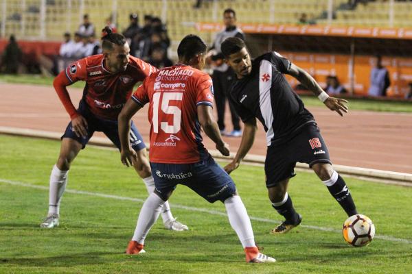 Henrique em ação contra o Jorge Wilstermann