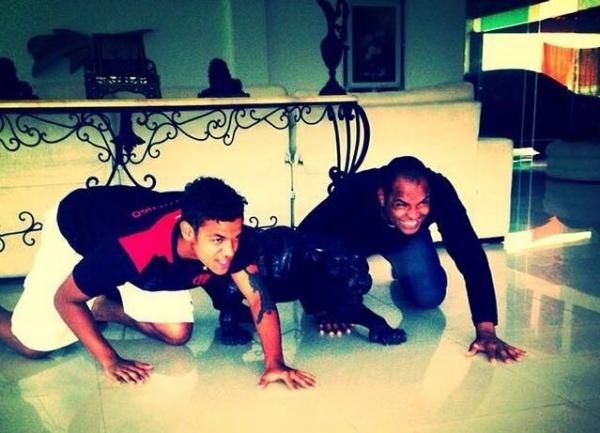 Marca registrada: Renan e o pai, Donizete, fazem a comemoração da pantera