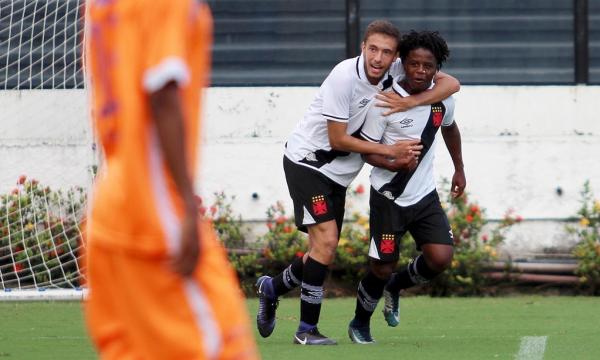 Lucas Santos comemora ao lado de Caio Lopes