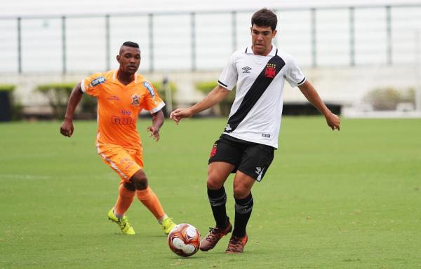 Dudu em ação diante do Nova Iguaçu, no gramado de São Januário