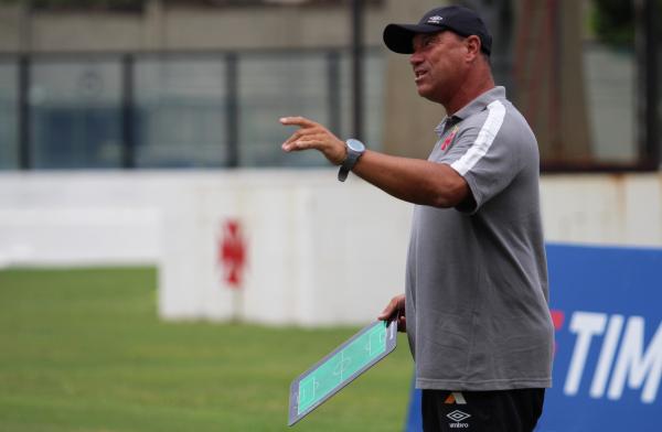 Marcus Alexandre orienta jogadores na Colina