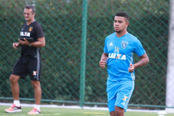 Juninho segue mantido de fora do grupo após problemas com o técnico Nelsinho Batista