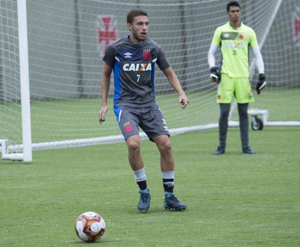 Volante sonha em escrever uma história de sucesso com a camisa do Vasco