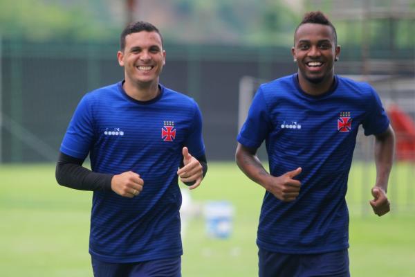 Ramon e Kelvin correm juntos ao redor do gramado