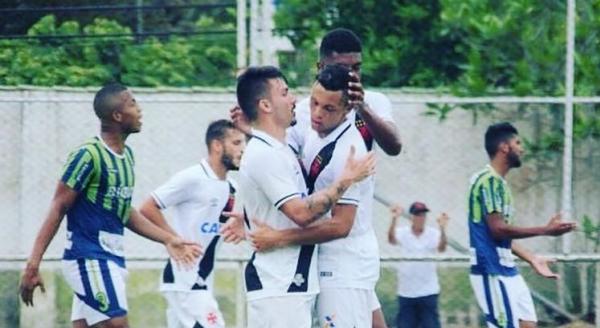 Gols marcados pelo Barra Mansa renderam a Jonathan (centro) chance no sub-23 do Vasco