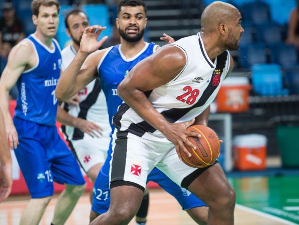 Lucas Mariano em ação no NBB 10