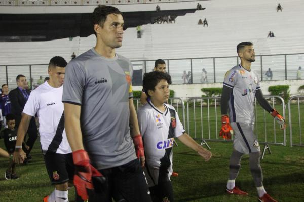 Renan entrou em campo ao lado do ídolo Martín Silva