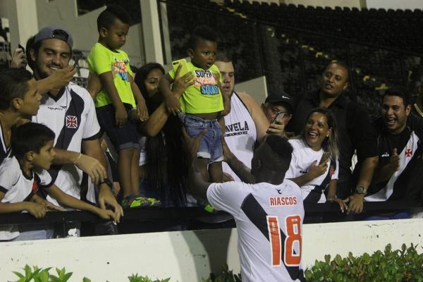 Riascos vai ao encontro da esposa e dos filhos após o jogo