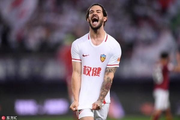 Alexandre Pato comemora um de seus gols pelo Tianjin Quanjian