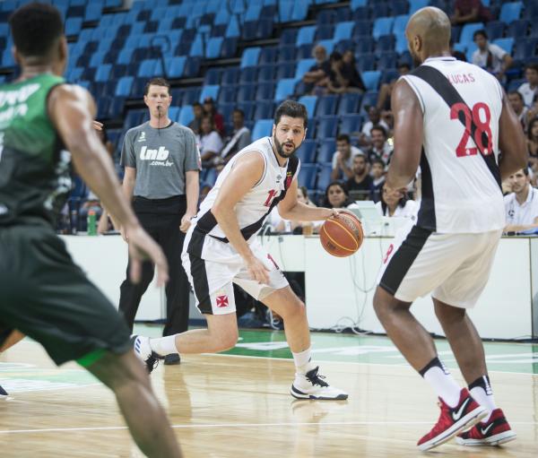 Giovannoni em ação com a camisa do Vasco