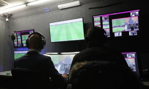 Árbitros analisam lances de partida na França