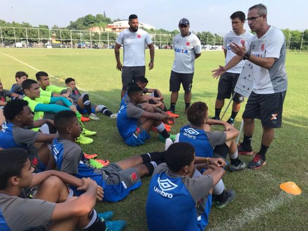 Dudu Patettucci orientando a equipe sub-15 antes do duelo