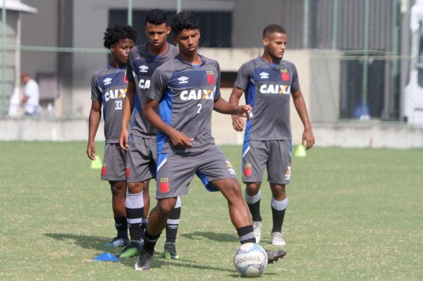 Meio-campista durante treinamento no Campo Anexo