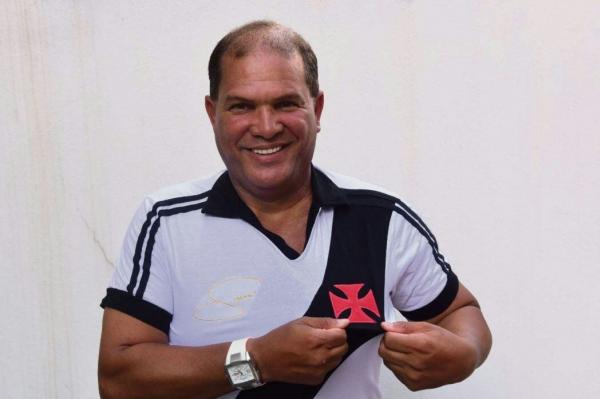 Geovani exibe a cruz de malta com orgulho