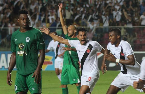 Andrés Ríos e Erazo comemoram gol da vitória