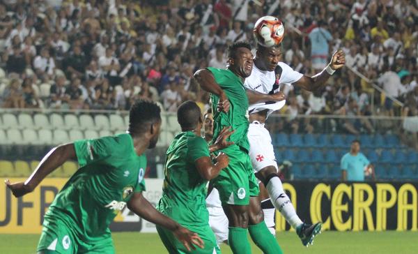 Erazo disputa bola no alto com defensor do Boavista