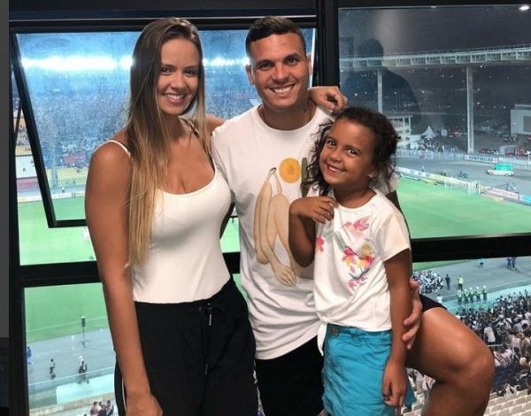 Ramon ao lado da noiva Marina e da filha Antônia no Estádio Kléber Andrade