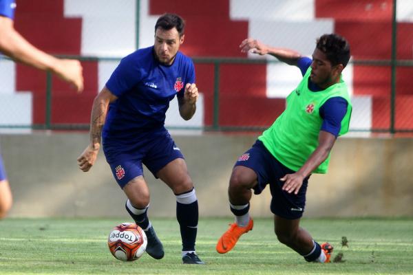 Leandro Desábato e Evander disputam bola em treino