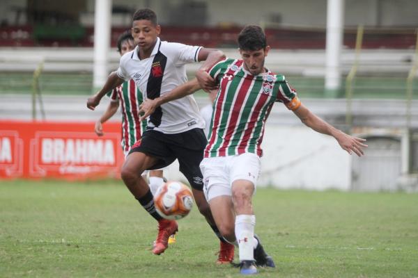Marrony tenta superar a marcação do defensor rival