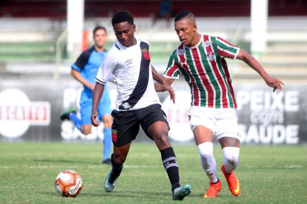 Cayo Tenório sofre com a forte marcação do Fluminense