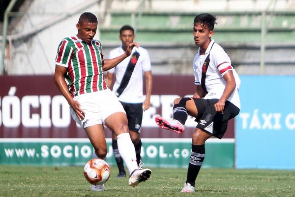 Rodrigo em ação contra o Flu na estreia da Taça Rio