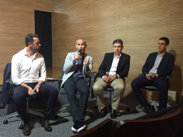 Edu Gaspar ao lado de Carlos Amadeu, Guilherme Dalla Déa e Paulo Victor Gomes, treinadores da sub-20, sub-17 e sub-15