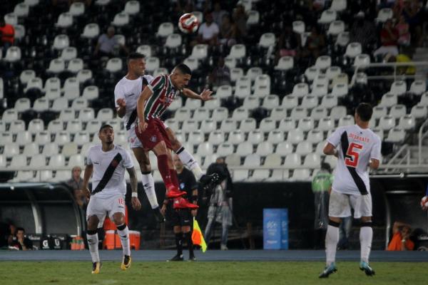 Werley vai no alto para afastar perigo da defesa vascaína