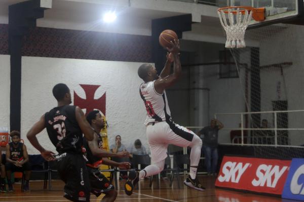 Gustavo voa para marcar mais dois pontos para o Gigante da Colina