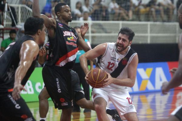 O incansável Giovannoni partindo para bandeja