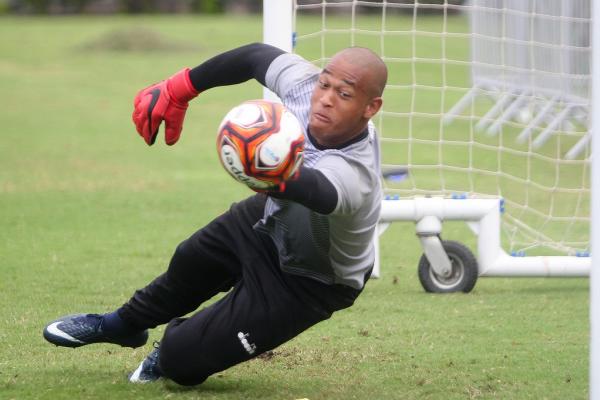 Lucão durante treinamento com a equipe profissional