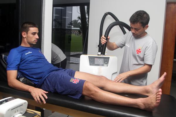 Gerente científico Alex Evangelista utiliza novo equipamento em Thiago Galhardo