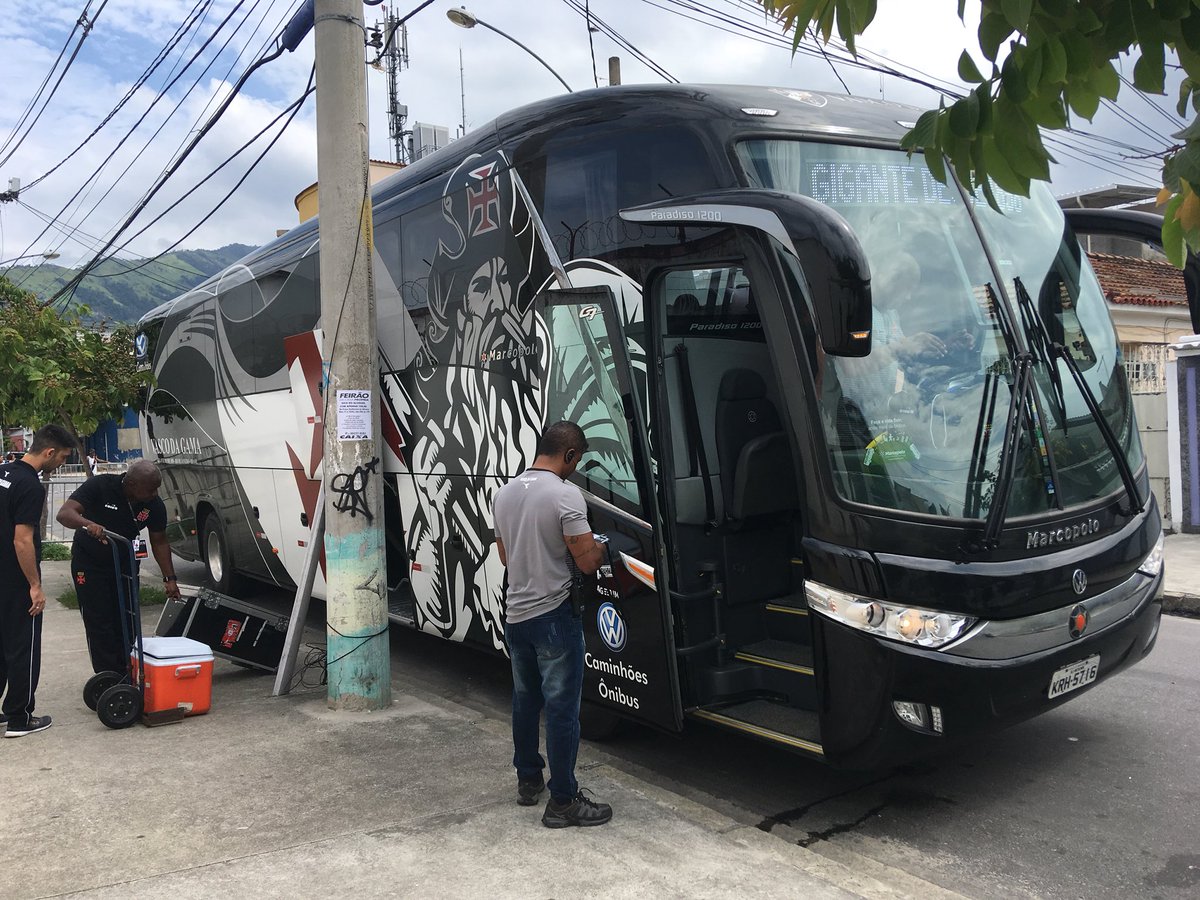 Ônibus de Vasco e Botafogo lado a lado no estacionamento do Engenhão -  NETVASCO