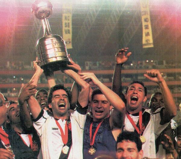 Mauro Galvão levanta o troféu da Conmebol Libertadores 1998