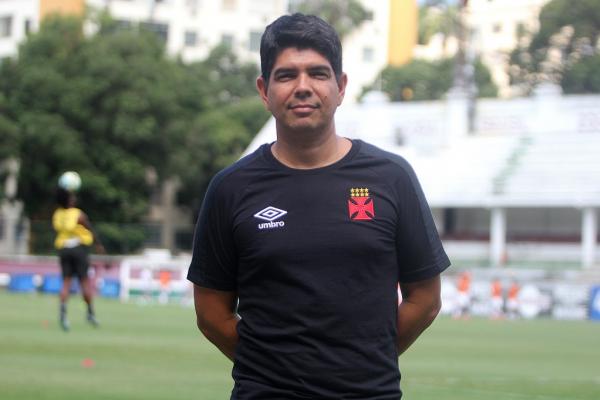 Marcos Valadares posa com a camisa do Gigante da Colina