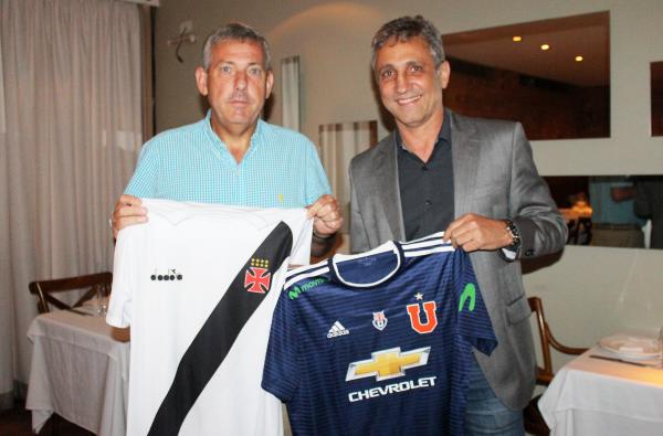 Carlos Heller, presidente da La U, e Alexandre Campello, presidente do Vasco, trocaram camisas durante o jantar