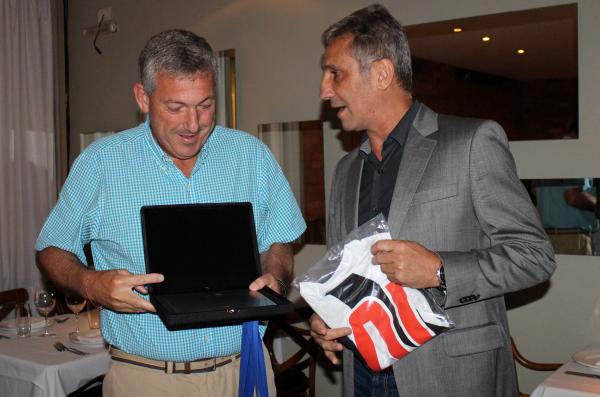 Presidente Alexandre Campello presenteia mandatário da La U com placa e camisa do Gigante da Colina
