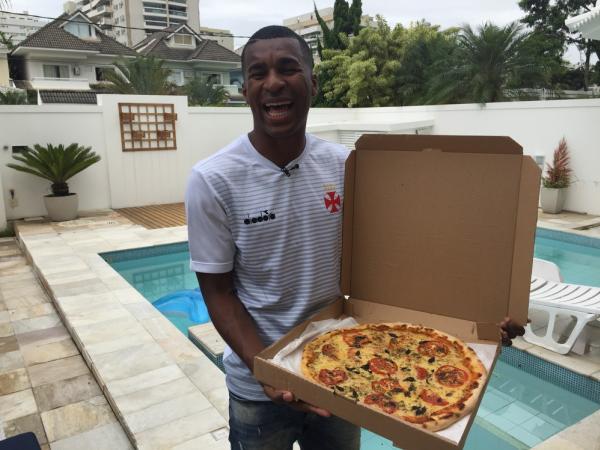 Erazo e a pizza: alimento que marcou dificuldade em sua chegada ao Brasil hoje diverte o equatoriano