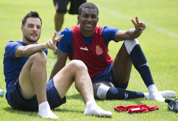 Depois de passar dificuldades com o português, Erazo hoje ajuda estrangeiros como o argentino Desábato