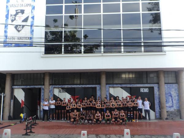 Atletas de Remo do Vasco da Gama posam em frente a Sede Náutica