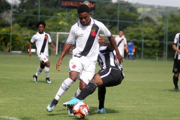 Cayo Tenório em ação diante do Botafogo, na semifinal da Taça Guanabara