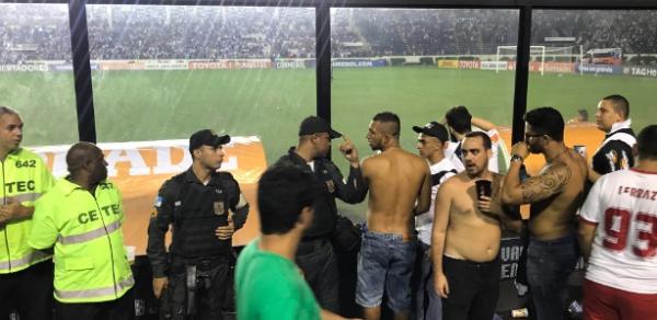 Seguranças e policiais se misturam aos torcedores em grade de proteção