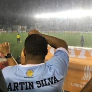 Torcedor acompanha jogo atrás do banco. Zé Ricardo, ao fundo, observa time