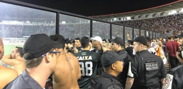 Princípio de confusão entre torcedores e a Polícia Militar em São Januário