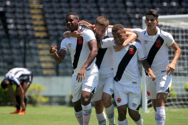 Meninos da Colina comemoram gol da vitória no clássico