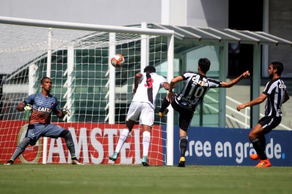 Miranda cabeceou de forma certeira e abriu o placar na Colina