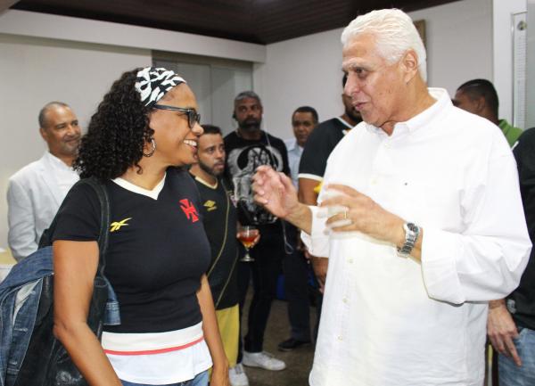 Cantora e compositora Teresa Cristina conversa com o ídolo Roberto Dinamite