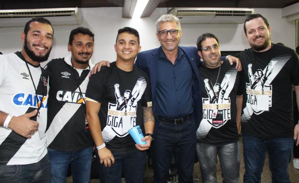 Sócios-torcedores e acompanhantes ao lado do presidente Alexandre Campello