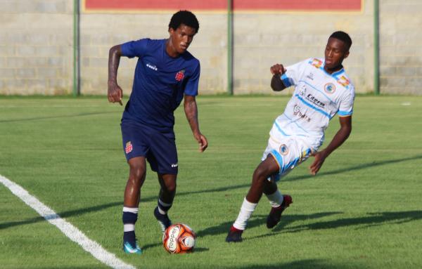 Alan Cardoso em ação no jogo-treino contra o EC Resende