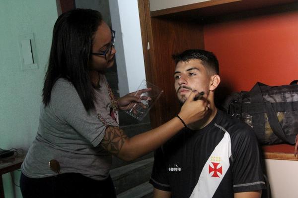 Ricardo dando um tapa no visual antes das gravações